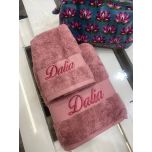 Asciugamano in spugna rosa con bordo sangallo bianco
